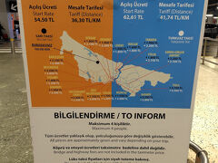 イスタンブールの事前チェックで空港から市内への移動はタクシーで、
そのタクシーは黄色（オレンジ？）とブルーで、中型か大型かの違いでした
今回は2名＋スーツケースだから、黄色で乗車します

事前チェックで、同じ看板を見つけ、明瞭会計のタクシーに特に待つことなく乗車できました。
