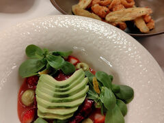 ランチに行くことに

クレアという雑誌に掲載されていてマッピングしていたレストランに行ってみることにした
ビザンチン帝国のレストラン　
地下貯水地を活用したそう。

ふたりで5,109.5トルコリラ
サラダ（アボカドとイチゴとチーズ）
ズッキーニとカラマリのフリット
あとは、グラスワイン、メインとデザート、お茶だけど、観光地価格よね。
