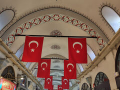 マーケットにやってまいりました

悪く言うつもりはない、
どのお店も、ほぼ同じものを扱っているんだよ
だから、掘り出し物を見つけたりとか、値切るとか、マーケットで楽しむ醍醐味的なものは、
ここでは求めることができないようだった
