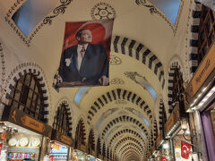 一応、さっきのグランドバザールから少し離れたところにある、
エジプシャンバザール

スパイス、量り売りのチョコやお茶、
オリーブにはちみつ、チーズ、乳製品、なんかが売っていました