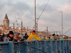 夕方、みんなこの橋で釣りしてんのよ
夕飯？
仕入れ？