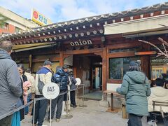 まずはホテルから徒歩圏内の朝カフェでモーニング。
こんな雰囲気なのにおしゃれパン屋らしい。

購入まで結構並びました。
20分くらいかなぁ。