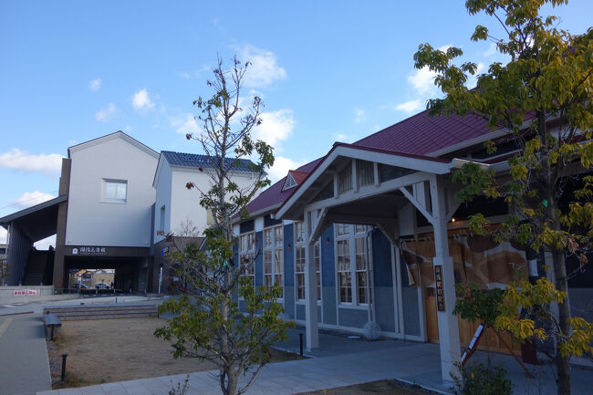 湯浅駅の隣には、旧駅舎が移築されています。<br />旧駅舎では、地元の醤油を使用した食事やデザートを摂ったり、卵かけごはん用、刺身用など、色々な用途に適した醤油の購入もすることが出来ます。