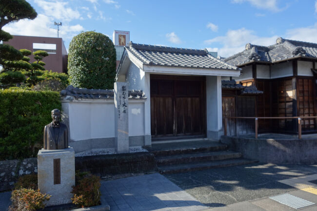 ネットで見た際に12/29まで空いているように見かけたので来てみたけど、今日から年末年始のお休みでした。まあこの時期休むのは当たり前だよね。。<br />「稲むらの火」は実話の昔話として、子供の頃に本で読んだことがありましたが(学校でも教えて貰った気もする)、日本に住んでいる限り、いつ自分たちも災害に襲われるか分からないので色々と学びたかったな。<br />江戸時代末期、安政の大地震で来襲する津波を知らせ、逃げる人々を高台に誘導するために、田んぼに積まれた稲束に火を点けて多くの村人を救った濱口梧陵のお話です。濱口梧陵は、地震後に堤防を築いて松やハゼを植えるなど、村の復興や災害への備えまで行っています。