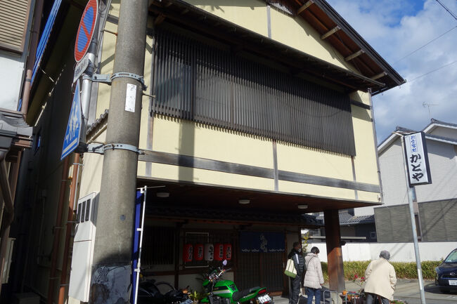 生しらす丼を食べるために、湯浅駅近くの「かどや食堂」さんにやってきました。<br />子供時代の食卓に釜揚げしらすはかなり頻繁に並びましたが、当時シラスを生で食べるという概念はなかった。<br />シラスやタラコが生でも食べられると知ったのは、大きくなってから。