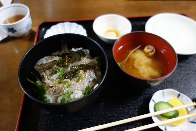 生しらすを始めとした具材は、別皿で提供されたものを自分でご飯に乗せて食べるスタイルでした。適当に乗せただけの私の盛り付けは、全く美味しそうに見えないと思います。。盛り付けが悪いだけで、本当に美味しかったです。