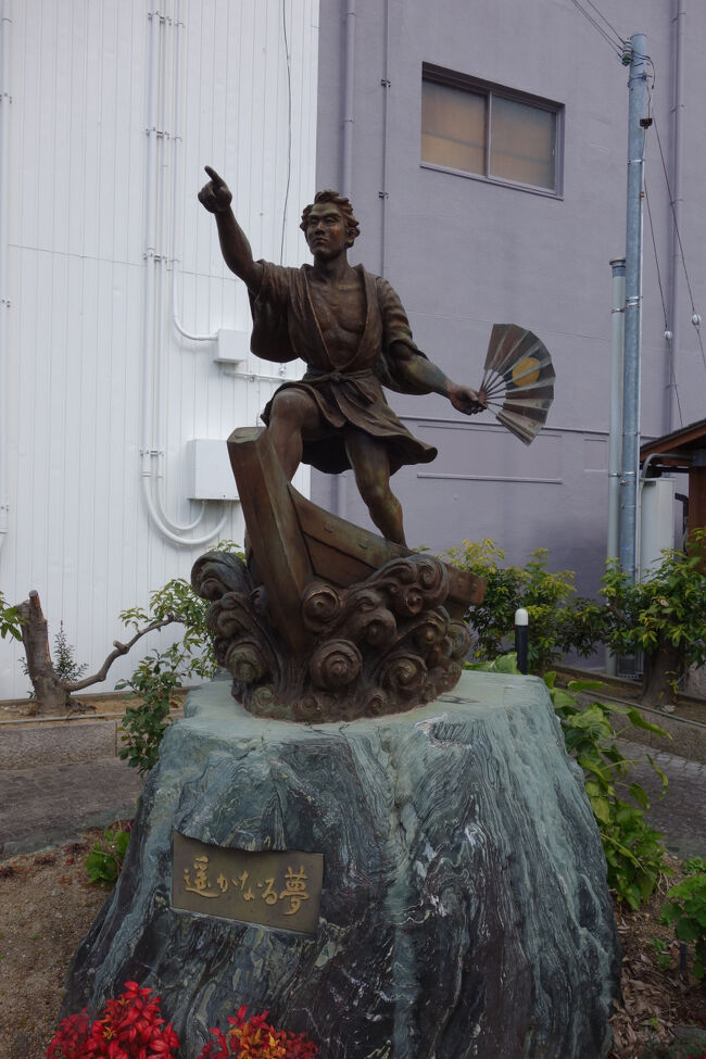 若き日の紀伊国屋文左衛門をモデルとした文平の像。<br />紀伊国屋文左衛門(幼少名：文平)は、湯浅で生まれたと考えられており、紀州ミカンや木材の商いで巨万の富を築いた伝説的な人物ですね。