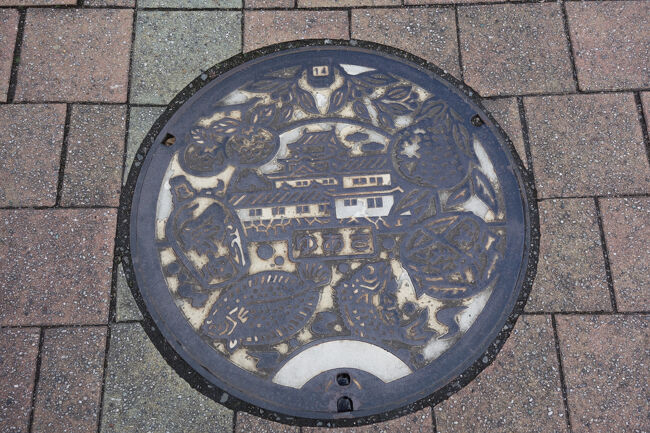 湯浅町のマンホール蓋は、醤油と金山寺味噌に囲まれた湯浅城を中心に、上にはミカン、下には鯛とひらめと名物のオンパレードです。