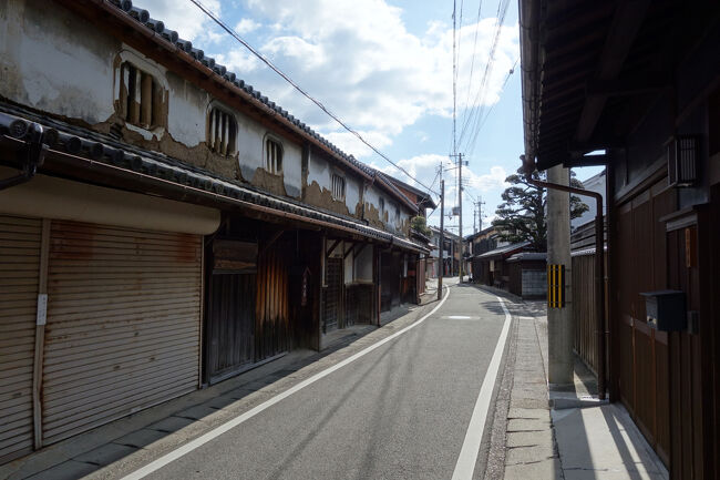 江戸時代からの残る古い商家や住居が立ち並んでいるので、所々傷んでいる建物も見かけます。明らかに古い時代の造りの窓が並んでいる二階の漆喰が、剥がれ落ちてしまっていますね。個人で古い家屋を維持するのは、本当に大変だと思います。