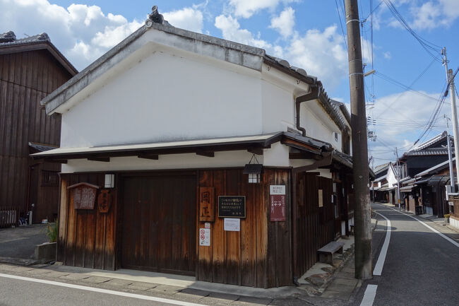 休憩所として整備された江戸後期から明治初期の建物「岡正」。<br />「京喜屋」の屋号を持つ呉服屋の建物の一部でしたが、入居者が三代に渡って「岡正」の屋号で酒店を営んでいたことから、「岡正」の名が残っています。