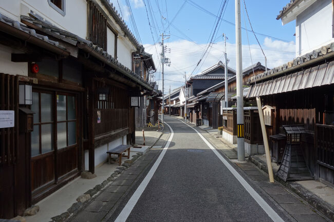 狭い道路を挟んで、歴史を感じる建物が立ち並んでいる街の散策は気持ちがいいですね。年末で大掃除も終わって、お正月を迎える準備も終わっている家庭も多いでしょうから、ほとんどというか全く人が出歩いていません。