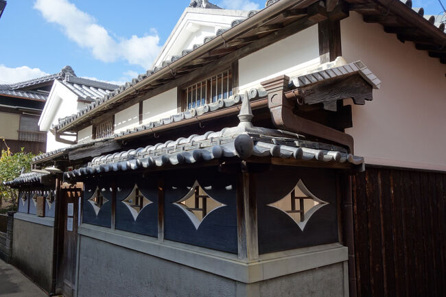 細い路地に面した甚風呂の裏側。<br />開いていないから分からないけど、もしかしたら入口はこちらなのかな。