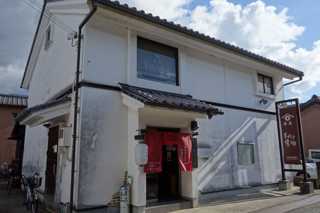 角長の民具博物館。<br />建物に入ると、「丁度お昼休みに入るので、1時間後にまた来て。」と係の人に言われました。「説明不要ですよ。」と言ったけど、無人になるので入口のカギを閉めてしまうとのこと。湯浅観光はまたいつか出直すつもりなので、本日の見学は諦めて無料見学出来る角長醤油資料館に向かいます。