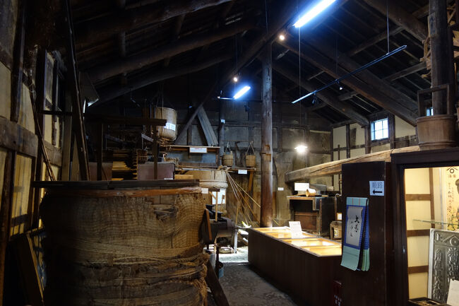 無料の資料館は、醤油の仕込み蔵が展示スペースとして開放されています。