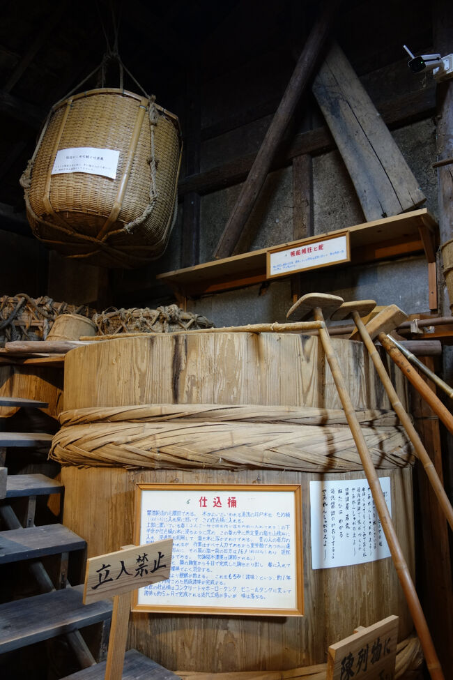 最近、各地の酒造や醤油・味噌蔵などを見学に訪れることが多いので、かなりの頻度でこのような大樽を見かけている気がします。