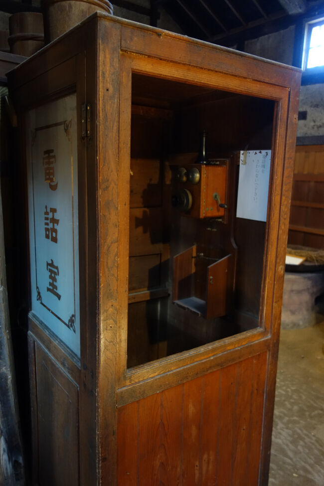 屋外で使用されていたものではないかもしれませんが、元祖電話ボックスですね。今では、街なかで電話ボックスを見かけることもほとんど無くなりました。