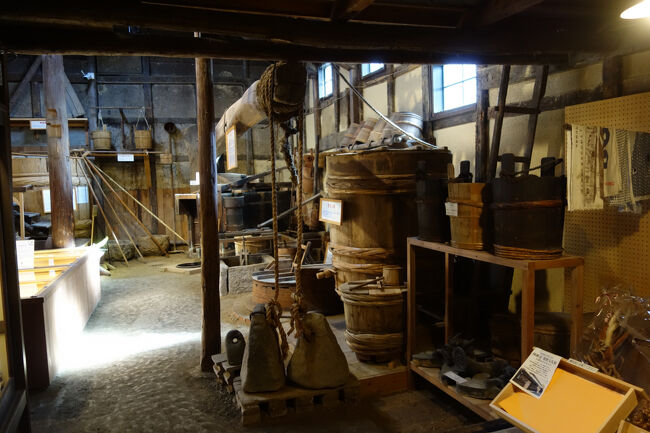 窓から差し込む陽光が、廃工場を照らす灯りのように見えます。<br />電動ではないですが、人力の和風工場跡ですね。