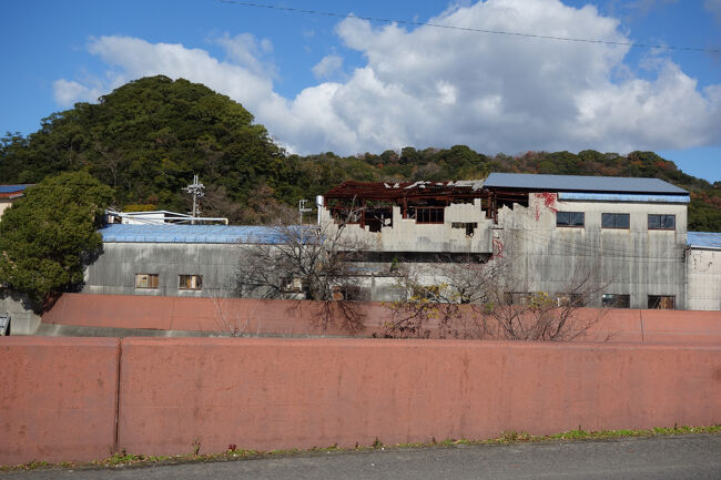 大仙堀の後ろには、大きな廃工場。<br />何の工場だったんだろう。海の近くは、建物も痛みが早いですからね。