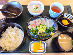 温泉に入らなくても利用できるレストランがあります。

『愛南産真鯛の鯛めし御膳』（1,490円 PayPay）をいただきました。
