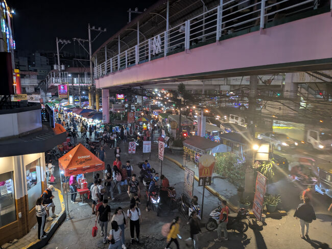 カジノへ行くつもりだったけど、疲れていたのでバクララン市場を散歩。