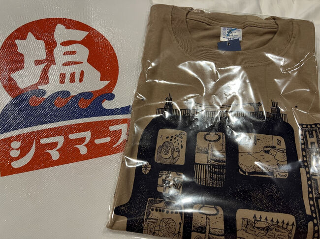 ◇Tシャツ　￥4,620<br />読谷のアーティストさんが描いたデザインだそうです<br />名護の昔からあるモーテルをイメージしたとか(^ ^)<br />Tシャツの色も好きやし、、一目惚れでした～<br /><br /><br />LINEのお友達登録したら、シママースのバッグをプレゼントしていただきました～<br /><br />