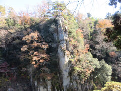 天竜峡散歩道・・・ダイナミックな峡谷美　四季折々に体感

天竜峡散歩道は　名称天竜峡をぐるりと　1時間程度で散歩できる遊歩道

新たに　そらさんぽ天竜峡まで　散策可能

JR飯田線　天竜峡駅前にある観光案内所にて　お散歩マップ入手

朝ごはんに　喫茶店のモーニングいただき　出発

天竜川の両岸をめぐる　奇石・巨石・渓谷美

紅葉のおわり感じる　真っ赤な落ち葉のじゅうたん　踏みしめて体験