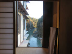 龍峡亭・・・天竜峡にそそり立つ絶景宿

今回禁煙和室　龍峡膳にて　宿泊

冷蔵庫・テレビ・エアコン　完備

アニメティ・浴衣・wi-fi　完備

窓からは　天竜峡の絶景　お部屋にはお布団

お風呂は男女入れ替え制　内湯のみ

景色感じる天龍の湯　シンプルな地龍の湯　

ラドンの湯で　カラダにしっくりなじんでポカポカ

食事は　手書きのネーム入りのお品書き付き　会席料理な夕食

小豆粥セレクトな　地元食材満載　和定食な朝食

ごはんがおいしく　器が天竜峡焼　食べて眺めて楽しむ食事

ただバスタオルがマイクロファイバーで　質感に難あり

景観・食事・温泉＋おもてなし　老舗ながらもおごりのない温泉旅館



