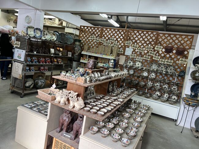 テンションあがるーーー^_^＼(^o^)／<br /><br />ふじは、2015年８月、やちむんの里に工房を開く。祖父に人間国宝の金城次郎、両親に宮城智・須美子を持ち、陶芸家の家系に育つ。伝統的な魚紋を継承しつつもハイビスカスや月桃などの熱帯の植物、カメやクジラ、ジンベイザメといった多様な海の生き物のチーフを女性らしい華やかな絵付けで描く。と渡されたチラシに書いてありました。<br />