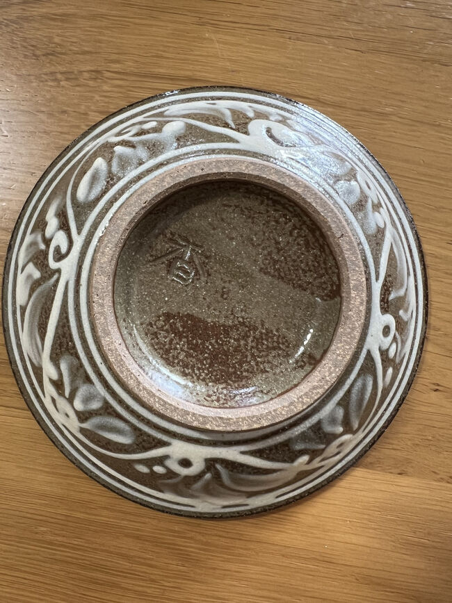 あんなに華やかなのに裏がとても渋いのね～(￣▽￣;)<br />スゴい軽いお皿です<br /><br />香奈子さんの香が入ってますね＼(^o^)／<br />