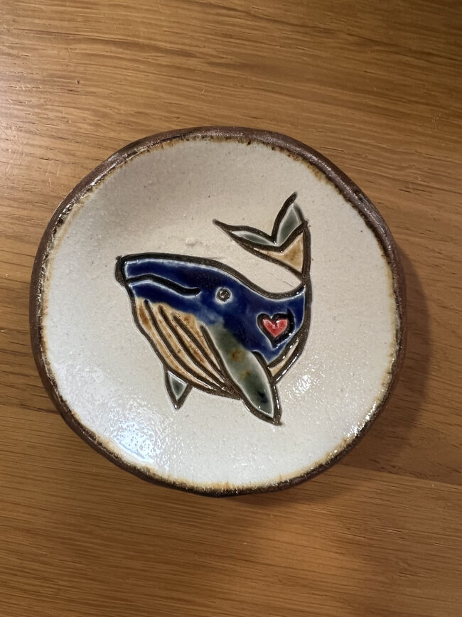 色々なデザインの中からこの子をチョイス！！<br /><br />［購入品］<br />◇豆皿￥1,000<br /><br />ジンベイザメと迷ったけどクジラにしました～<br /><br />尻尾の形が違うのもあり、その形に何か意味があるのかと・・・レジで問うも「作家のデザインです！」とのキッパリ!  (￣▽￣;)ﾅﾙﾎﾄﾞ<br /><br />ハートがアクセントでとても可愛いです
