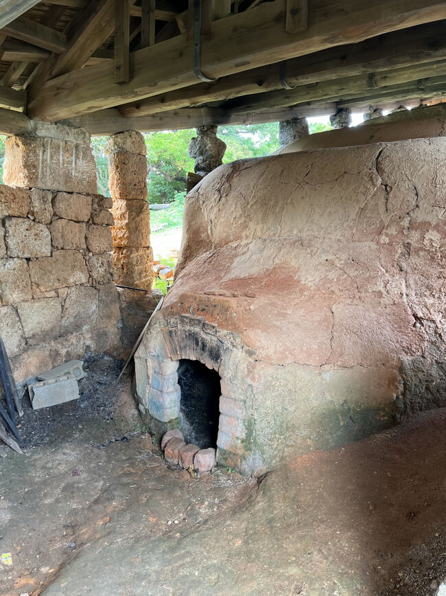 この共同窯では年に数回（３月、６月、９月、12月）火入れが行われ、その際は約3日間、火を絶やさないよう昼夜問わず職人たちが交代で見守るそうです