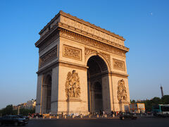 いったんホテルに戻り、夜景を見に出かけます。夕暮れの凱旋門。