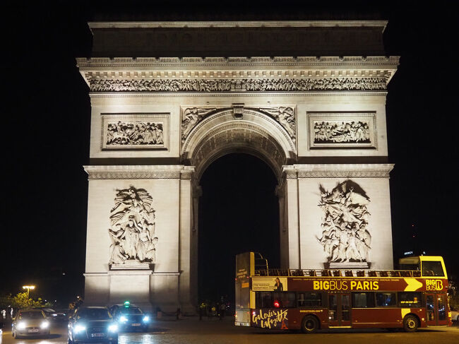 横断歩道の信号が青になった瞬間、シャンゼリゼに飛び出して、正面から決死の撮影。美しい夜景も満喫したので、ホテルに帰ります。（→その１１に続く）