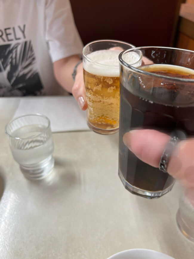 では、あらためてまして<br /><br />ここ、ジャッキーに来れて、21番の席に座れてありがとう(*^_^*)乾杯♪<br /><br />ノンアルオリオンビール￥400<br />コーラ￥300<br /><br />※ちなみに推しと同じ飲み物、コーラを注文しました