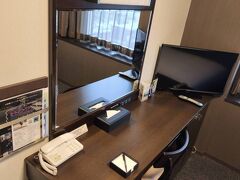 宿泊したのは彦根のルートイン。机も広々とても身支度しやすく部屋もきれいで快適でした。