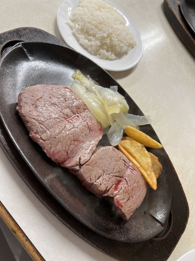 テンダーローインステーキM（200g）￥3,400<br />ミディアムレア・ライス<br /><br />※ヒレ（最高級部位のひとつで柔らかい肉が特徴。あっさり味も特徴のひとつ）<br /><br />もちろん！！<br />推しと同じものを注文♪<br /><br />