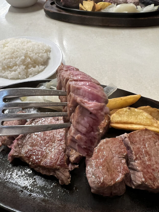 1.何もかけずにそのままで<br /><br />2.塩・胡椒をかけて<br /><br />3.醤油をかけて<br /><br />4.No.1をかけて<br /><br />いや～(^◇^;)マジで美味しすぎてペロリでした<br />と言いたいところですが・・・<br /><br />胸がいっぱいで、、真剣に味わえないかったのが事実でした(￣▽￣;)が！！美味しかったです～<br />付け合わせの玉ねぎとポテトも美味しかったです、、私は塩胡椒が1番で次は醤油で食べるのが好きでした<br /><br /><br />わさびがあれば試してみたかったですね<br />リピ確定です～ごちそうさまでした～<br /><br /><br />《余談》<br />店内にサインがたくさん飾ってありまして、入った瞬間からずっと推しのサインを探してたんですが、全然見つからず、さまよってたら、ある男性のスタッフさんが「誰の探してますか？」と声をかけてきてくれて「あ！今市隆二さんの、来ましたよね～ここへ」と伝えると・・・「あ(￣◇￣;)」・・・来たとき丁度色紙をきらしてて書いてもらえなかったんですよ～」と。・・・(;´д｀)マジで！！もったいない！ったらもったいないぞぉ～それは！！ガッカリして店を出ました。その夜推しがジャッキーに伺ってステーキを食べる動画を見直すと、、なんと！！追加注文を聞いている男性が、その方だったんですよね～、、＼(^o^)／スゴないですか？？もう運命感じましたね、、(*^_^*)ｵｵｹﾞｻ♪