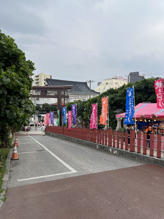 16:00<br />【波上宮】<br />車で5分ほどで到着<br /><br />あれ？？なんか混んでますか？<br /><br />いつも停めれる駐車場に車が停めれませんよー<br />満車の看板がありました。スタッフの方に聞くと・・<br /><br />「あ！停めれますよ～、さっき一台空いたんで、停めますか？」<br /><br />スゴないですか？スゴいタイミングでした<br /><br />これは停めた後上から下を撮った写真です