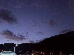 5:53AM
船が揺れていたので予想はしていましたが、岡田港着です。
ご存知の方は多いと思いますが、伊豆大島には岡田港と元町港があり、一番栄えているのは元町港で、島の中心地であり、各路線バスの起点も元町港です。波が穏やかであれば元町港の発着ですが、海の様子次第で岡田港になることも多いです。
実際、私は前回の伊豆大島行きも往路復路ともに岡田港着でした。
前述の通り、大島バスは早朝便に備えて各路線が待機しているので、岡田港着でもバスで元町港へ行けます。