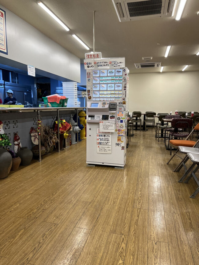 自販機で食券を買います・・・<br /><br />が！！！∑(ﾟДﾟ)<br /><br />押せないのよ～(ﾟoﾟ;; なんで？？<br />お金を入れてみる、、なんで？？<br /><br />2人で奮闘してやっとできた、、押す位置が違っていただけでした～笑。焦った(⌒-⌒; )<br /><br />