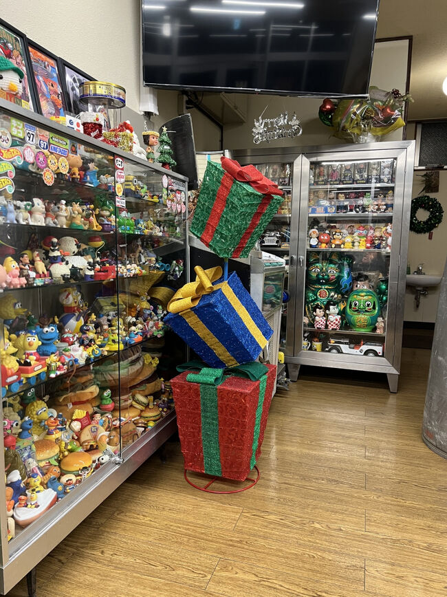 みどりのソファーに座り待ってまーす<br /><br />スゴい趣味の方がオーナーさんなんですね(^｡^)<br /><br /><br />次から次へとお客さんが入店します、ほぼテイクアウトの方です。チキンバラバラを注文する方が現れました～、ほとんどが注文しないようですね、、するとまたチキンバラバラを注文した方が来られましたがカウンターで「45分待ちです」と言われてました～フライヤーが空かないと次のを入れれないとの説明でした～、、ってことは私たち運が良かったんだぁ～ね＼(^o^)／