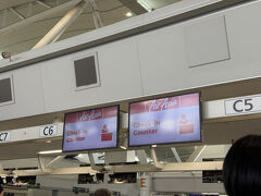 ○1日目○
今回はエアアジアに乗ってバンコクへ。
寝坊したため、チェックイン開始の出発2時間半前には到着できず。
とはいえ2時間15分前には列に並べたのですが、列の進みがかなり悪く1時間ほど並びました。