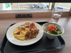 時間が無くても朝ごはんは食べねばなりません。
ラウンジにてたらふく食べました。