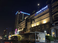 今回の宿【Miracle Grand Convention Hotel】。
空港と今回の目的であるライブ会場に近いホテルにしました。
写真は夜に撮ったもの。