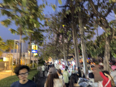 身支度を整えて、夜ごはんがてら観光へ。