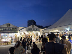 やって来たのは【ジョットフェアラチャダー】。
ナイトマーケットです。