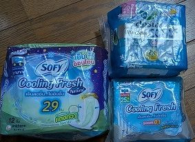 こちらは女性のみですが、クーリングナプキン。<br />これはナメてたら、とんでもない商品でした。<br />接触冷感のような最初だけつめたい感じがするんでしょ？と思ってたら、冷感が続くんですよ～。<br />いやぁ、ビックリ。<br />全体的なつくりはひと昔前感があって、自分で?離紙をはがさないといけない箇所があったりするんですが、そんなこと気にならないくらい使用感がよくて、親しい女友達におすそ分けしちゃいました。<br />日本でも涼感ナプキンは夏季限定で売られているんですが、たぶん同じメーカーなのにどうしてこんなに違うのか？というくらい冷感が違いました。<br />使用は夏限定なので、来年分も残してあります。<br />これは、次にタイに行ったら大量購入しないとです。