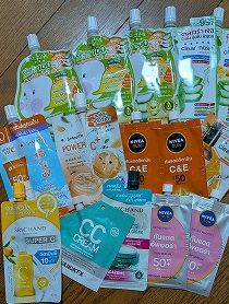 コンビニやドラッグストアで買った日焼け止めやCCクリームなど。<br />アロエジェルなんかもこれくらいのパウチであると便利ですよね。<br />日焼け止めは外出先で塗りなおしたいけどボトルを持っていくのはかさばるという時がけっこうあるので、特に子持ちママさんには便利かなと思います。<br />