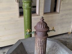 門司港駅です。駅構内にも古い貴重な昔ながらなものが残っています。ひとつめはこちら帰り水。昔はここの蛇口をひねって、みんながここの水を飲んでいたようです。今でも水がちゃんと出てきました。