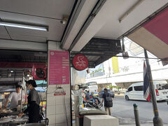 さて、朝ごはん2件目。
「ピンクのカオマンガイ」で有名な【ゴア―ン・カオマンガイ】に来ました。
11時半くらいに来たので並ぶことなく座れました。